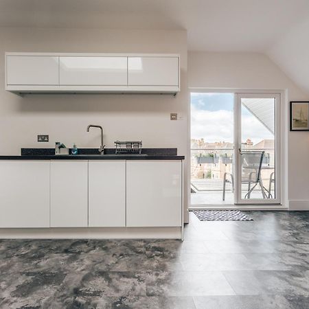 Private Two Bedroom Residence In Southbourne - Private Parking - Off The High Street - Minutes Away From The Beach Bournemouth Buitenkant foto