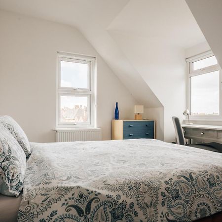 Private Two Bedroom Residence In Southbourne - Private Parking - Off The High Street - Minutes Away From The Beach Bournemouth Buitenkant foto