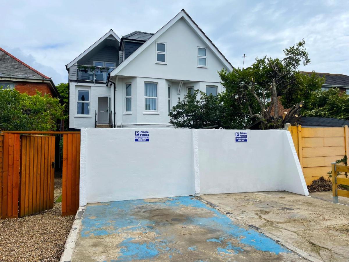 Private Two Bedroom Residence In Southbourne - Private Parking - Off The High Street - Minutes Away From The Beach Bournemouth Buitenkant foto