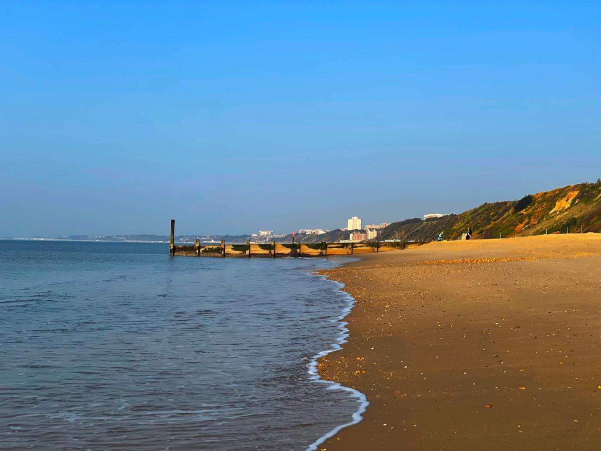 Private Two Bedroom Residence In Southbourne - Private Parking - Off The High Street - Minutes Away From The Beach Bournemouth Buitenkant foto