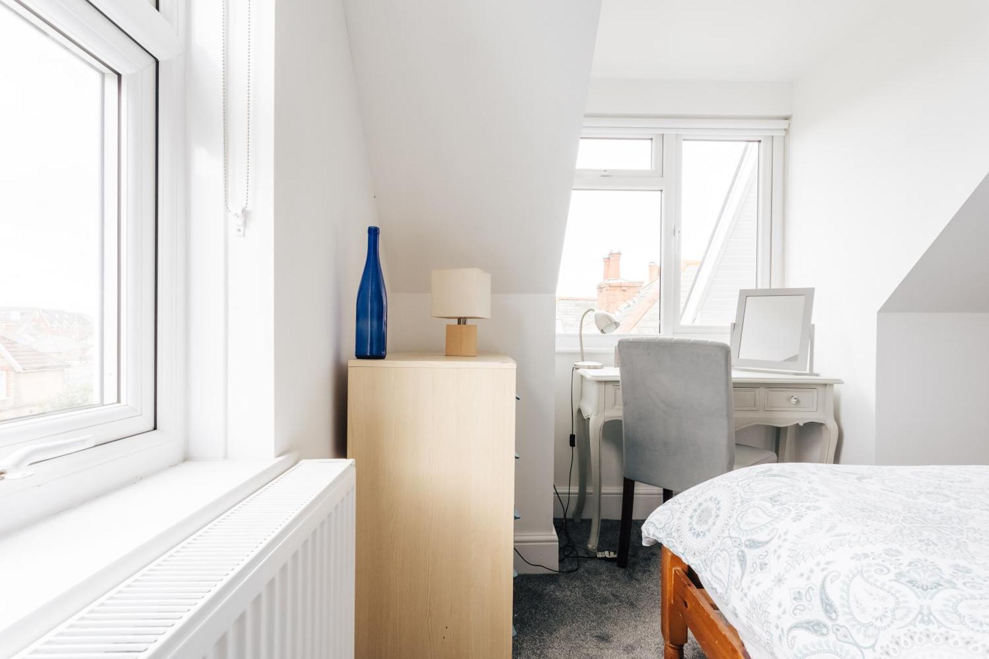 Private Two Bedroom Residence In Southbourne - Private Parking - Off The High Street - Minutes Away From The Beach Bournemouth Buitenkant foto