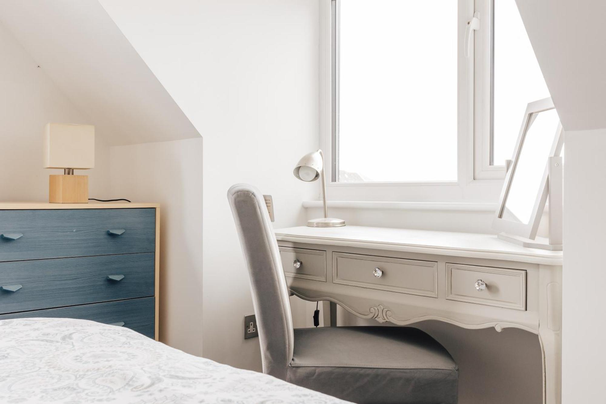 Private Two Bedroom Residence In Southbourne - Private Parking - Off The High Street - Minutes Away From The Beach Bournemouth Buitenkant foto