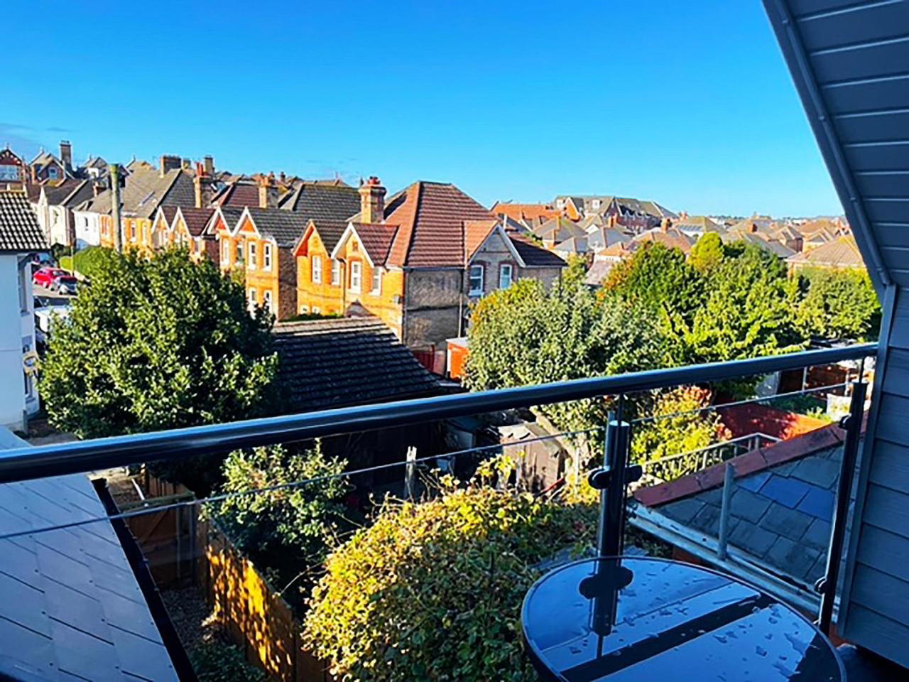 Private Two Bedroom Residence In Southbourne - Private Parking - Off The High Street - Minutes Away From The Beach Bournemouth Buitenkant foto