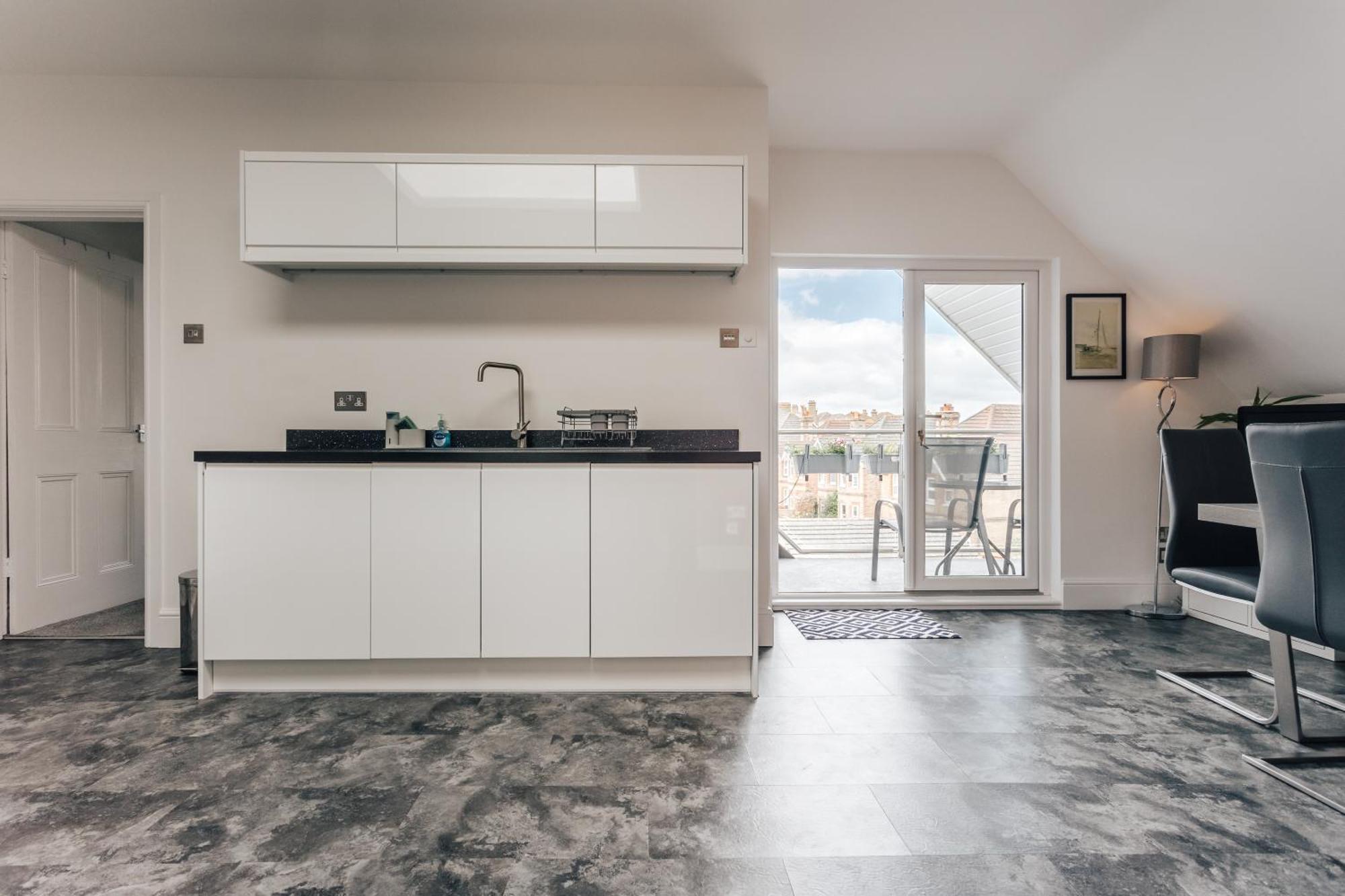 Private Two Bedroom Residence In Southbourne - Private Parking - Off The High Street - Minutes Away From The Beach Bournemouth Buitenkant foto