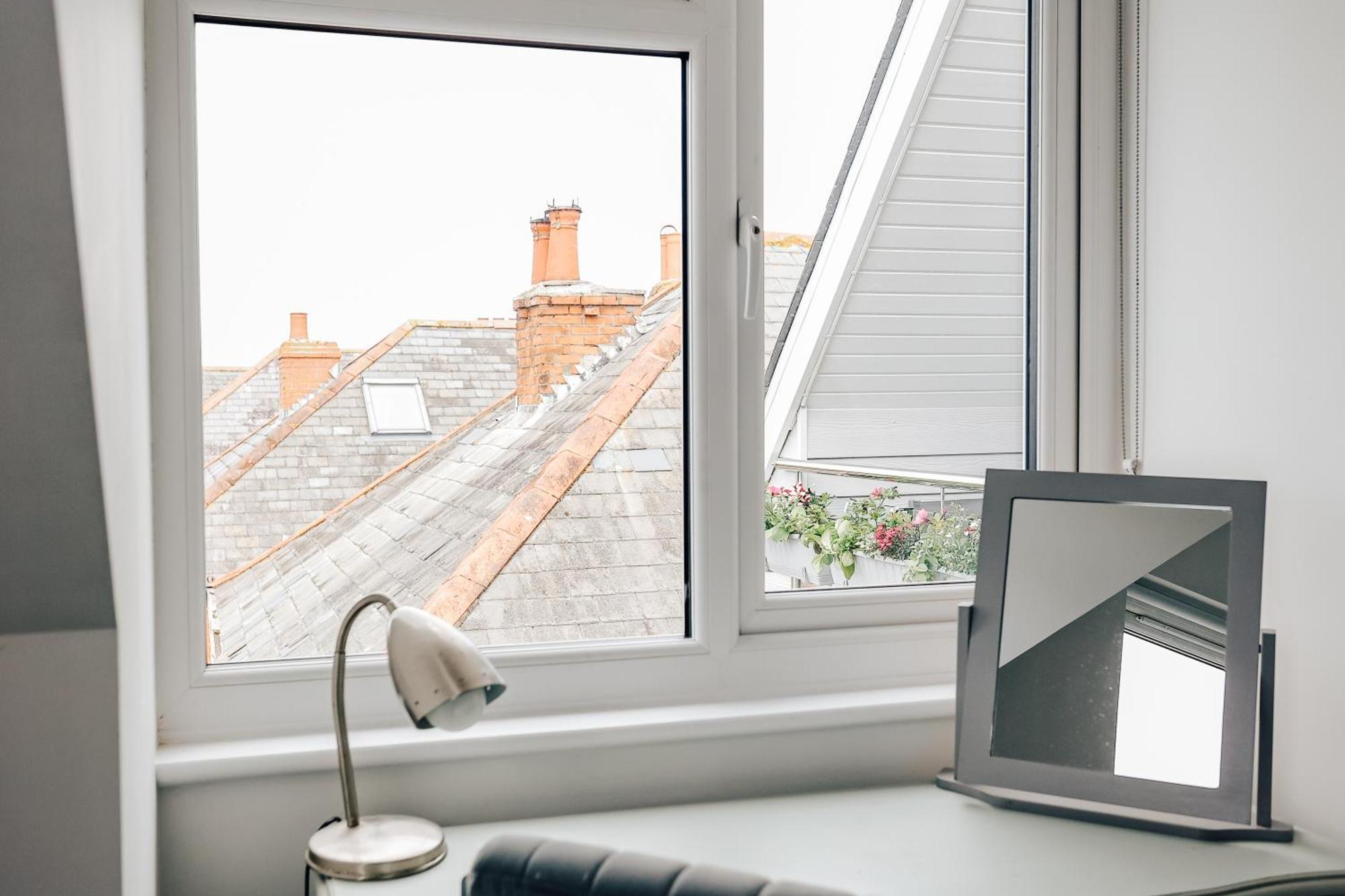 Private Two Bedroom Residence In Southbourne - Private Parking - Off The High Street - Minutes Away From The Beach Bournemouth Buitenkant foto