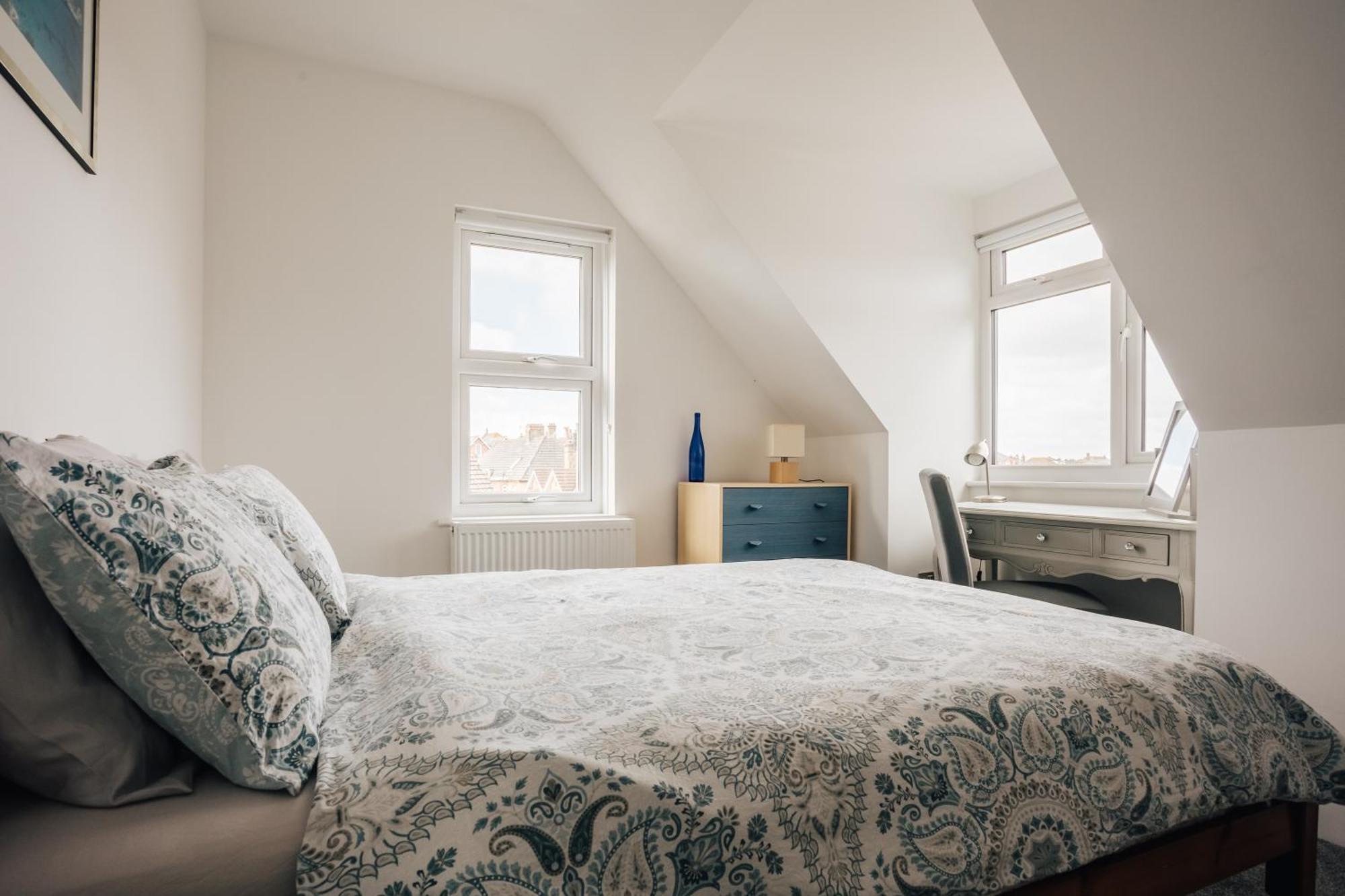 Private Two Bedroom Residence In Southbourne - Private Parking - Off The High Street - Minutes Away From The Beach Bournemouth Buitenkant foto