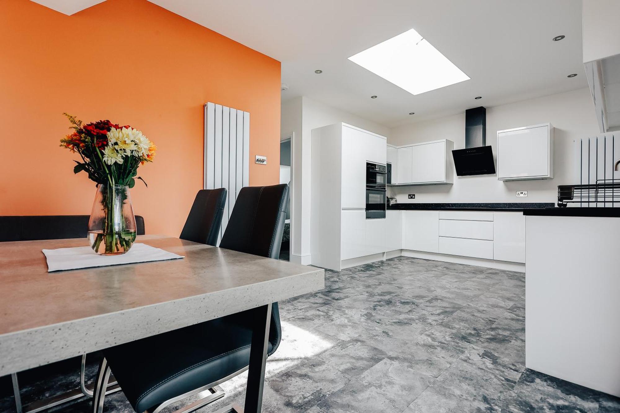 Private Two Bedroom Residence In Southbourne - Private Parking - Off The High Street - Minutes Away From The Beach Bournemouth Buitenkant foto