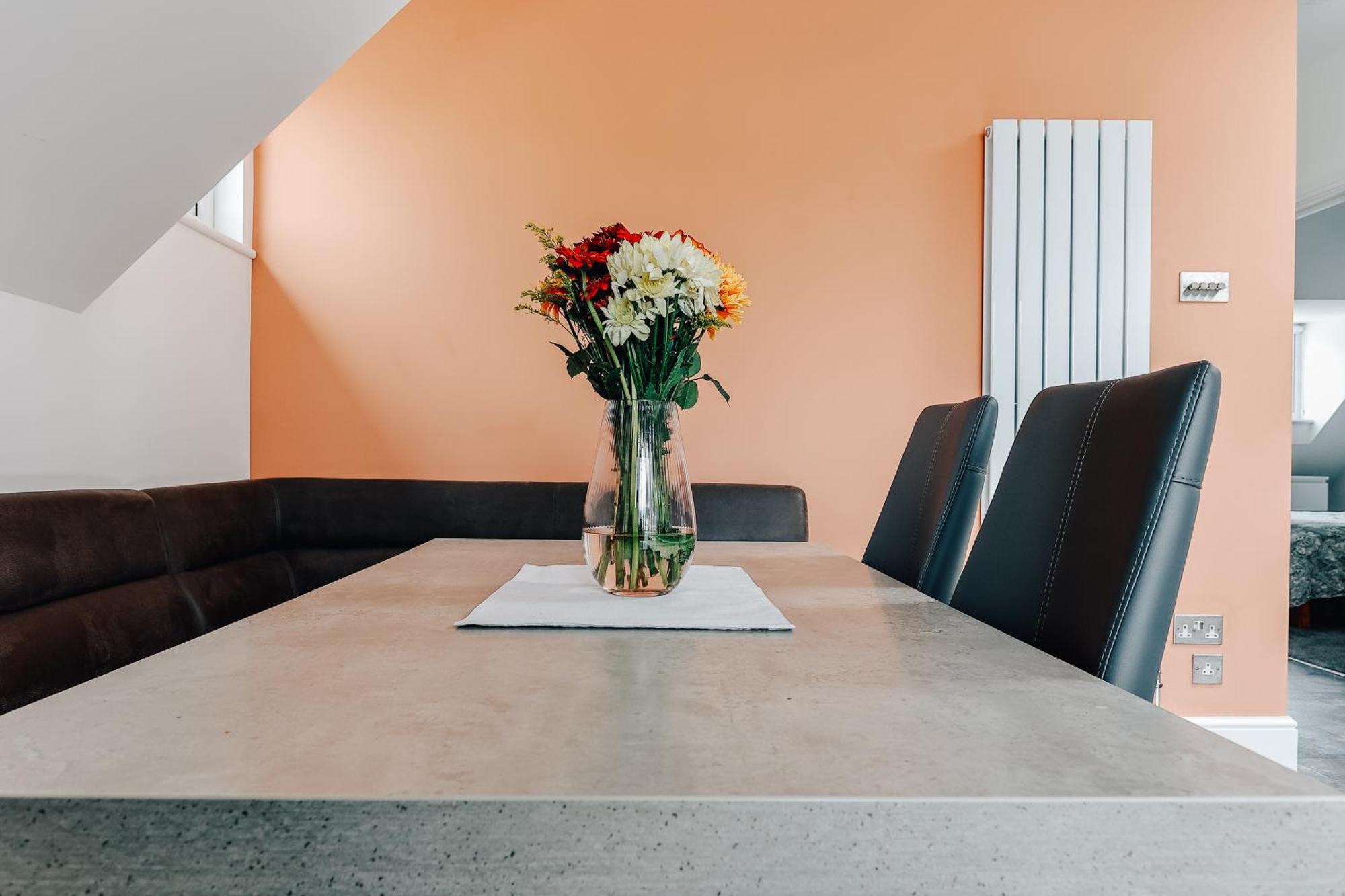 Private Two Bedroom Residence In Southbourne - Private Parking - Off The High Street - Minutes Away From The Beach Bournemouth Buitenkant foto