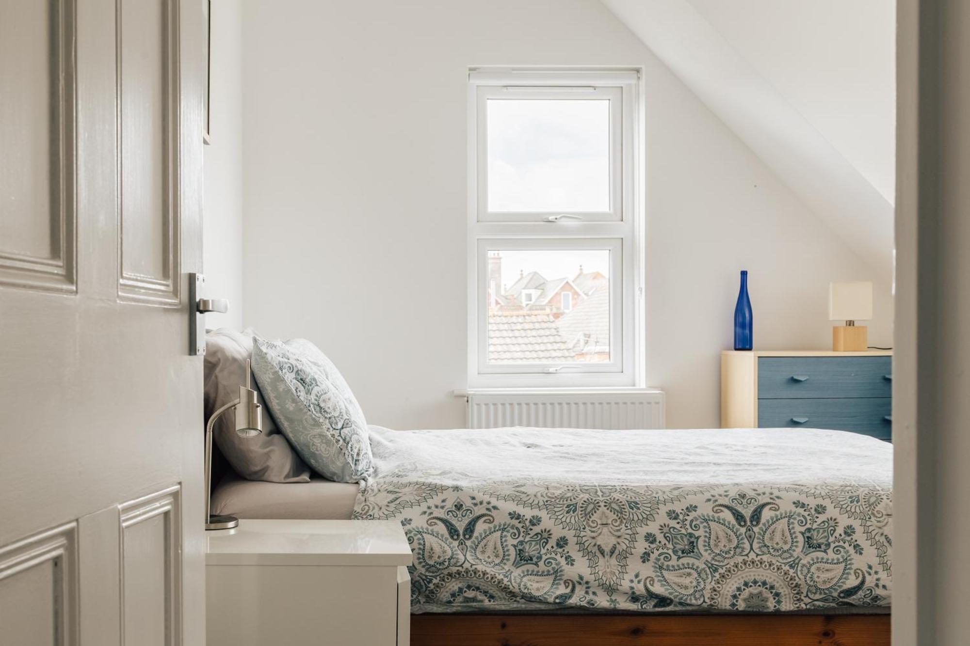 Private Two Bedroom Residence In Southbourne - Private Parking - Off The High Street - Minutes Away From The Beach Bournemouth Buitenkant foto