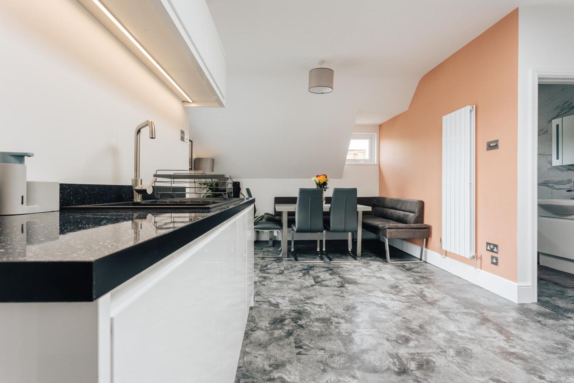 Private Two Bedroom Residence In Southbourne - Private Parking - Off The High Street - Minutes Away From The Beach Bournemouth Buitenkant foto