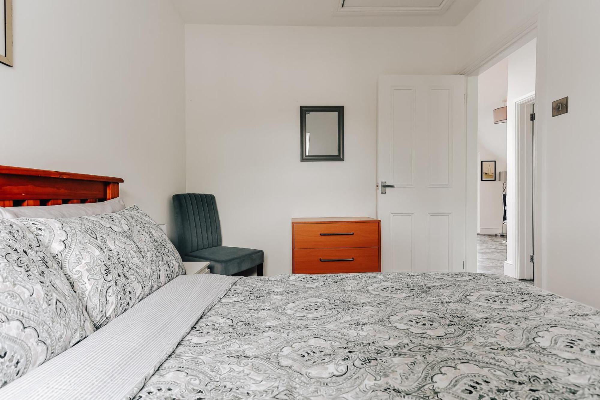 Private Two Bedroom Residence In Southbourne - Private Parking - Off The High Street - Minutes Away From The Beach Bournemouth Buitenkant foto